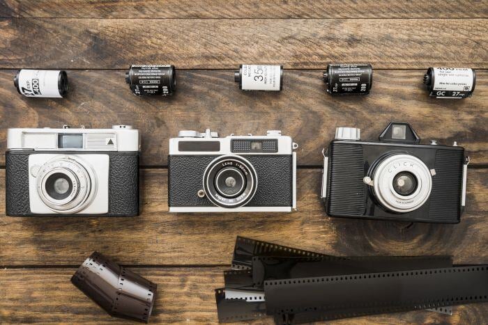 Analoge Fotografie - Freepik film-tapes-near-cameras-cassettes_WEB