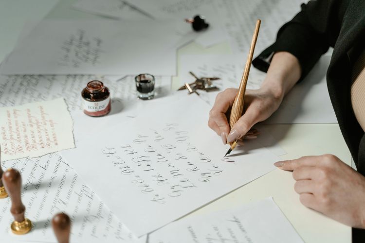 Creatief met letters_pexels-mart-production-7335421