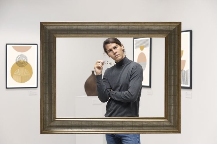 Kunst-kopen_young-man-going-art-gallery_freepik