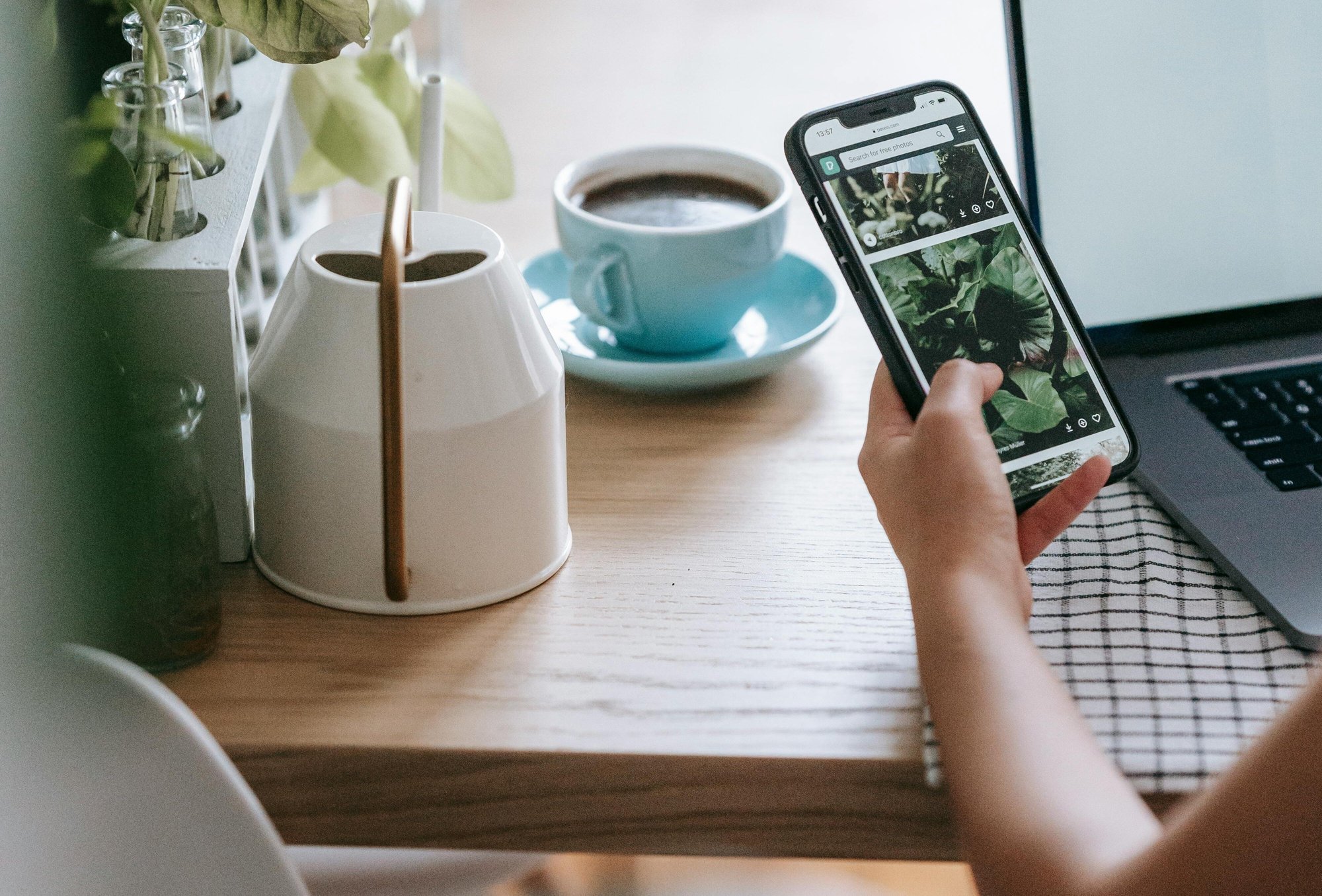 Smartphone en tablet pexels-teona-swift-6912824-1
