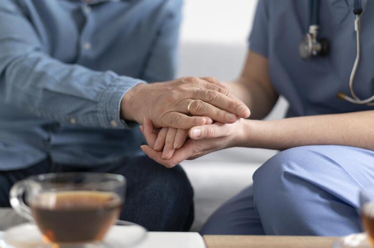 close-up-people-holding-hands-1