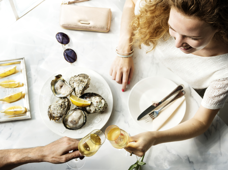 couple-is-dating-restaurant-1