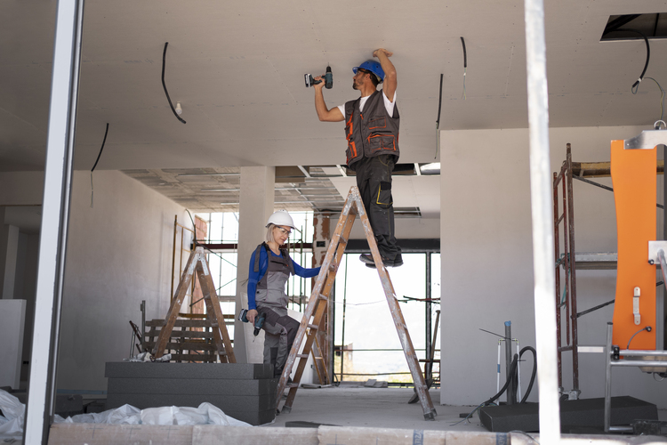 full-shot-man-woman-standing-ladder-1